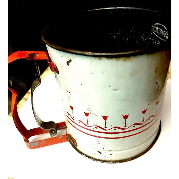 Vintage White and Red Tulips Round Hand Flour Sifter - Picture 3 of 5